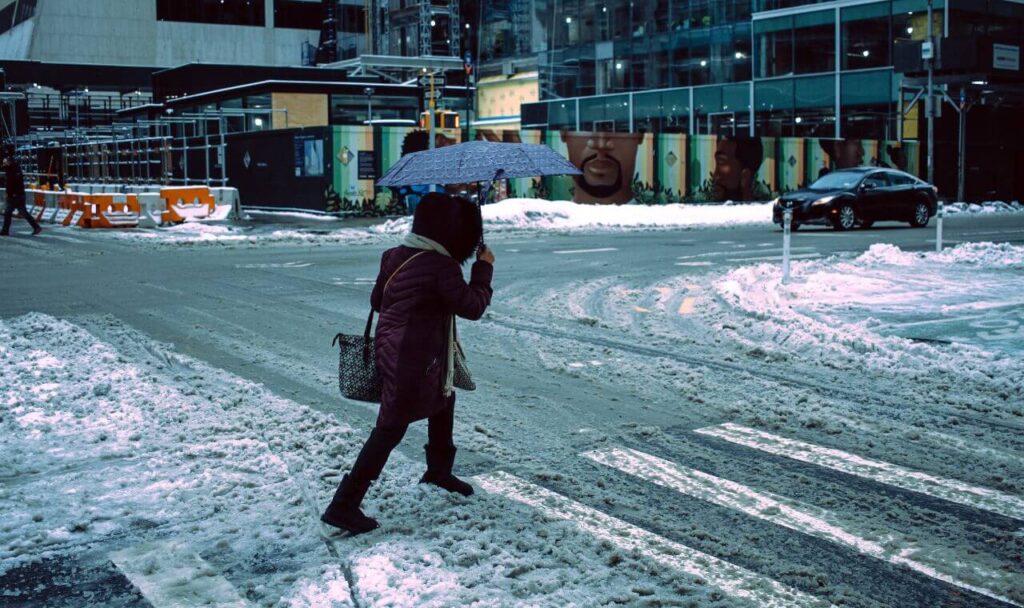 雪道を歩く