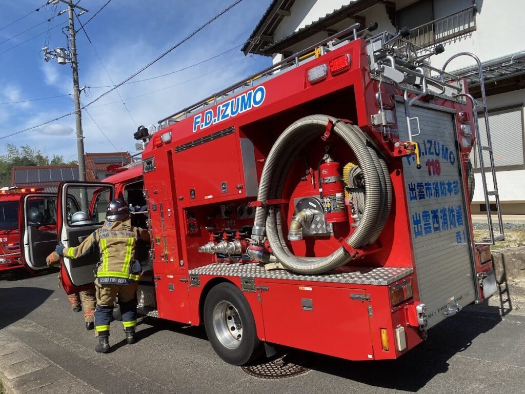 消防車と消防士